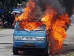 Mobil Angkot Yang Melintas di Jalan Raya Habibi Terbakar, Sopir dan 3 Penumpang Selamat