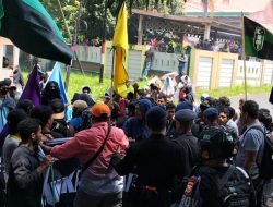 Mahasiswa Blokade Jalan Bandara Sultan Babullah Ternate Tolak Kenaikan Harga BBM dan Tarif PPN