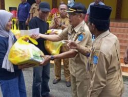 Jelang Idul Fitri, Frans Manery Bagikan Puluhan Paket Sembako