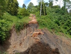 Longsor Akibat Hujat Deras, Akses Jalan Dari Desa Wailoba Ke Waitinagoa Terputus