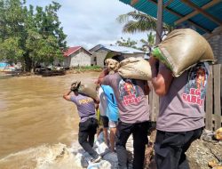 Polres Sula Lakukan Bakti Sosial Bangun Rumah Warga Terdampak Banjir