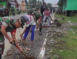 Koramil 03/Sanana Kodim 1510/Sula Bantu Warga Bersihkan Lumpur Pasca Banjir