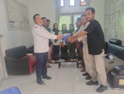 Pemuda Karang Taruna Desa Lelilef Waibulan Resmi Serahkan Hasil Donasi Peduli Plastina di Pemerintah Desa